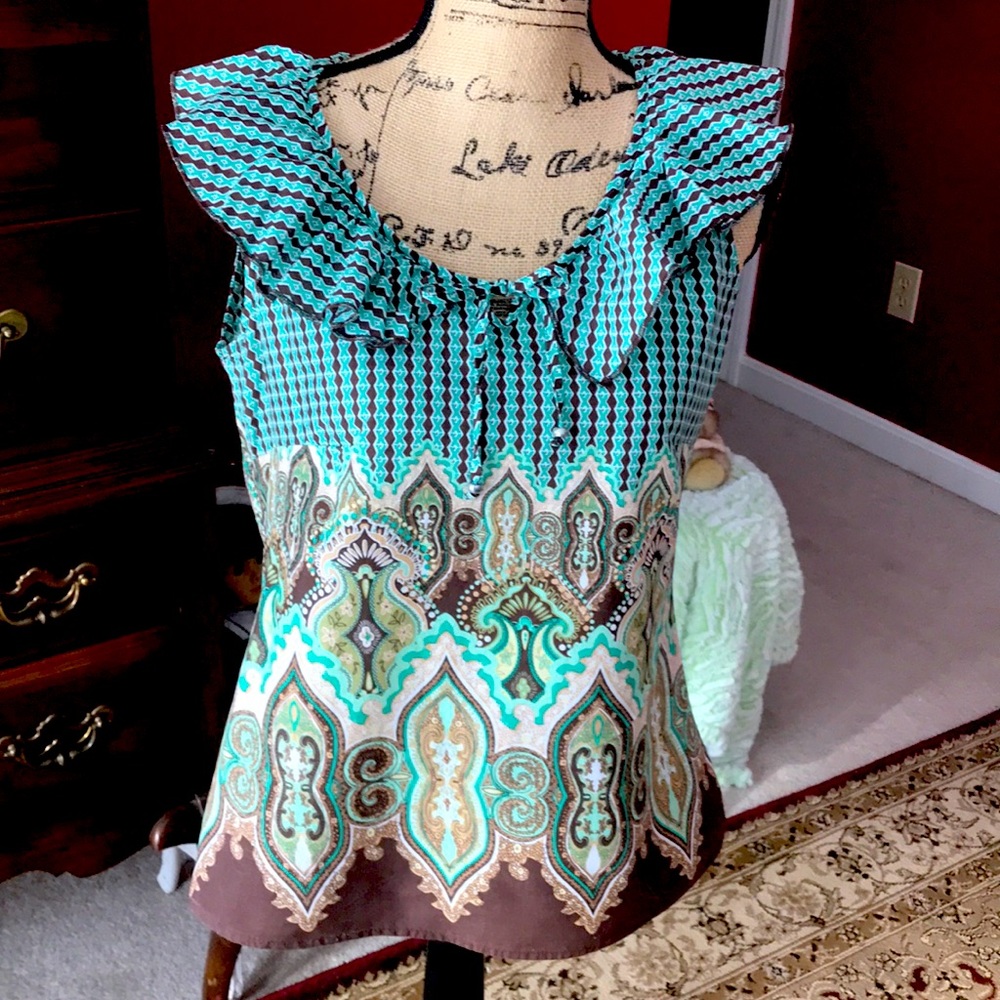 Sleeveless ruffled ladies pretty two tone blouse.